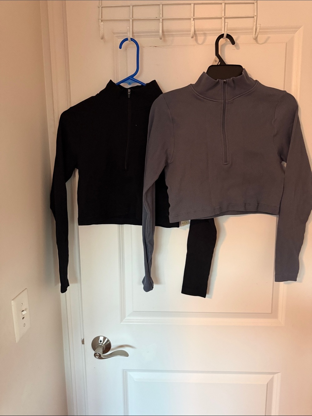No Boundaries women’s Cropped Half-Zip Ribbed athletic in Black and Charcoal